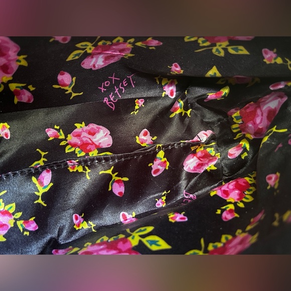 Betsy Johnson Cosmetic Bag / Wristlet - Floral, Black & White - Picture 5 of 13